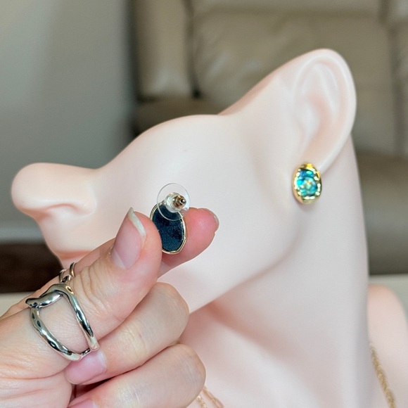 Elegant Gold and Green Earrings - Picture 6 of 6